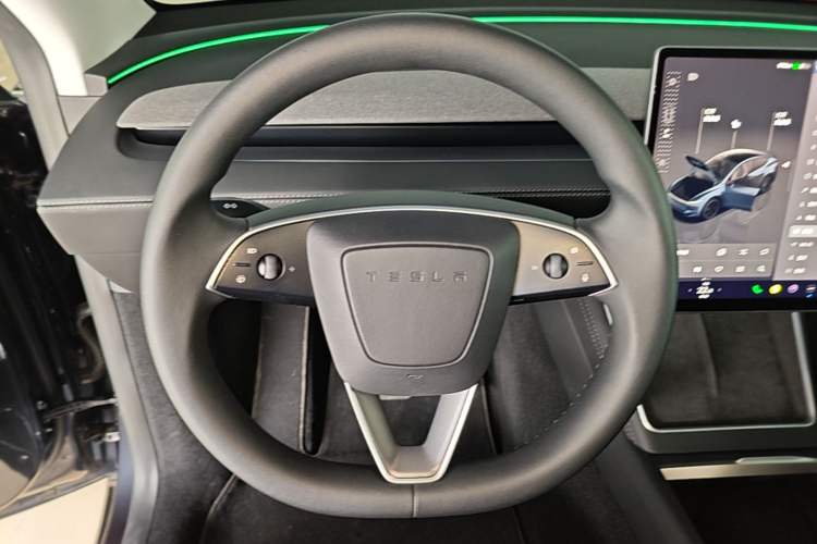 Used Tesla Model Y 2025 Long-Range All-Wheel-Drive Version Steering Wheel