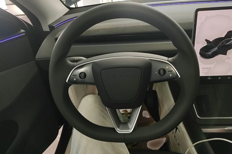 Used Tesla Model Y 2025 Rear-Wheel Drive First Edition Steering Wheel