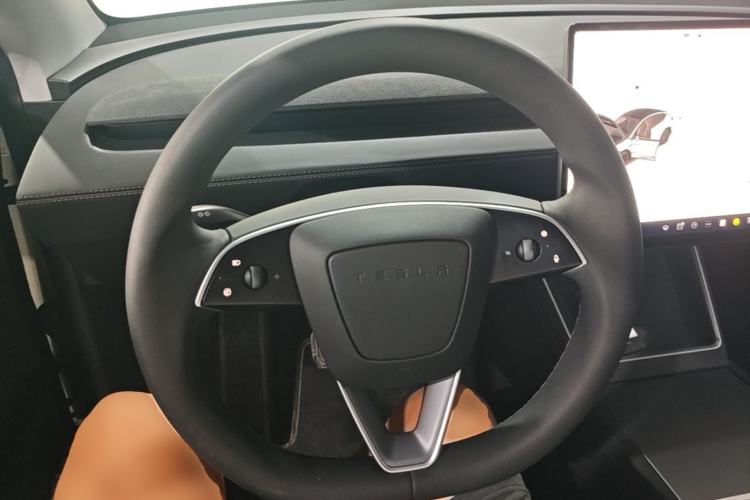 Used Tesla Model Y 2025 Long-Range All-Wheel Drive First Edition Steering Wheel