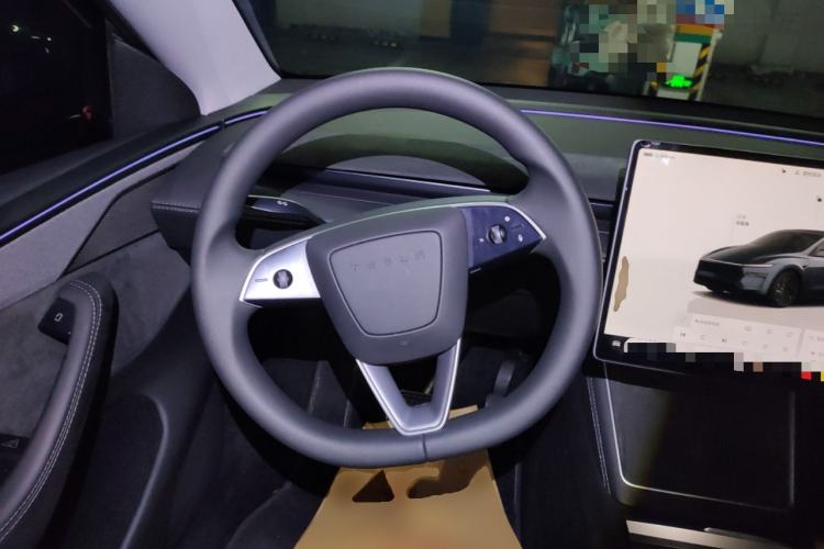 Used Tesla Model Y 2025 Long-Range All-Wheel Drive First Edition Steering Wheel