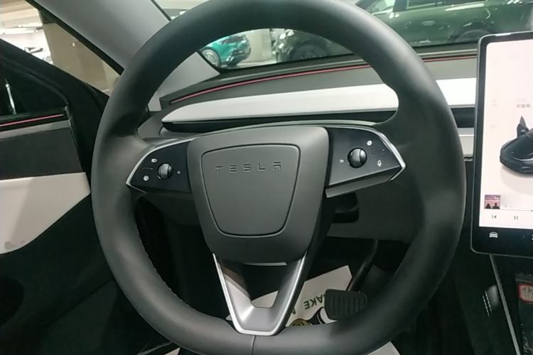 Used Tesla Model Y 2025 Long-Range All-Wheel-Drive Version Steering Wheel