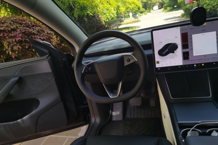 Used Tesla Model Y 2025 Long-Range All-Wheel-Drive Version Steering Wheel