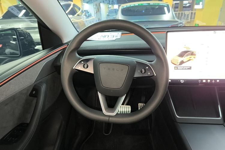 Used Tesla Model Y 2025 Long-Range All-Wheel Drive First Edition Steering Wheel