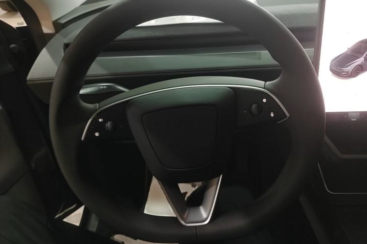 Used Tesla Model Y 2025 Long-Range All-Wheel Drive First Edition Steering Wheel