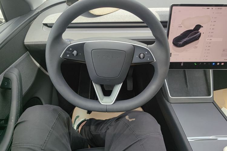 Used Tesla Model Y 2025 Rear-Wheel-Drive Version Steering Wheel