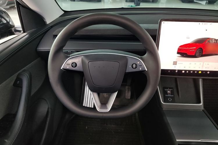 Used Tesla Model Y 2025 Rear-Wheel Drive First Edition Steering Wheel