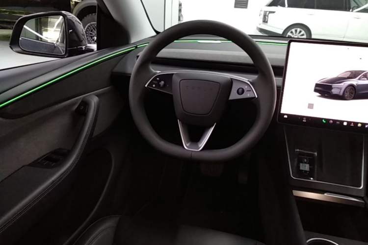 Used Tesla Model Y 2025 Rear-Wheel Drive First Edition Steering Wheel