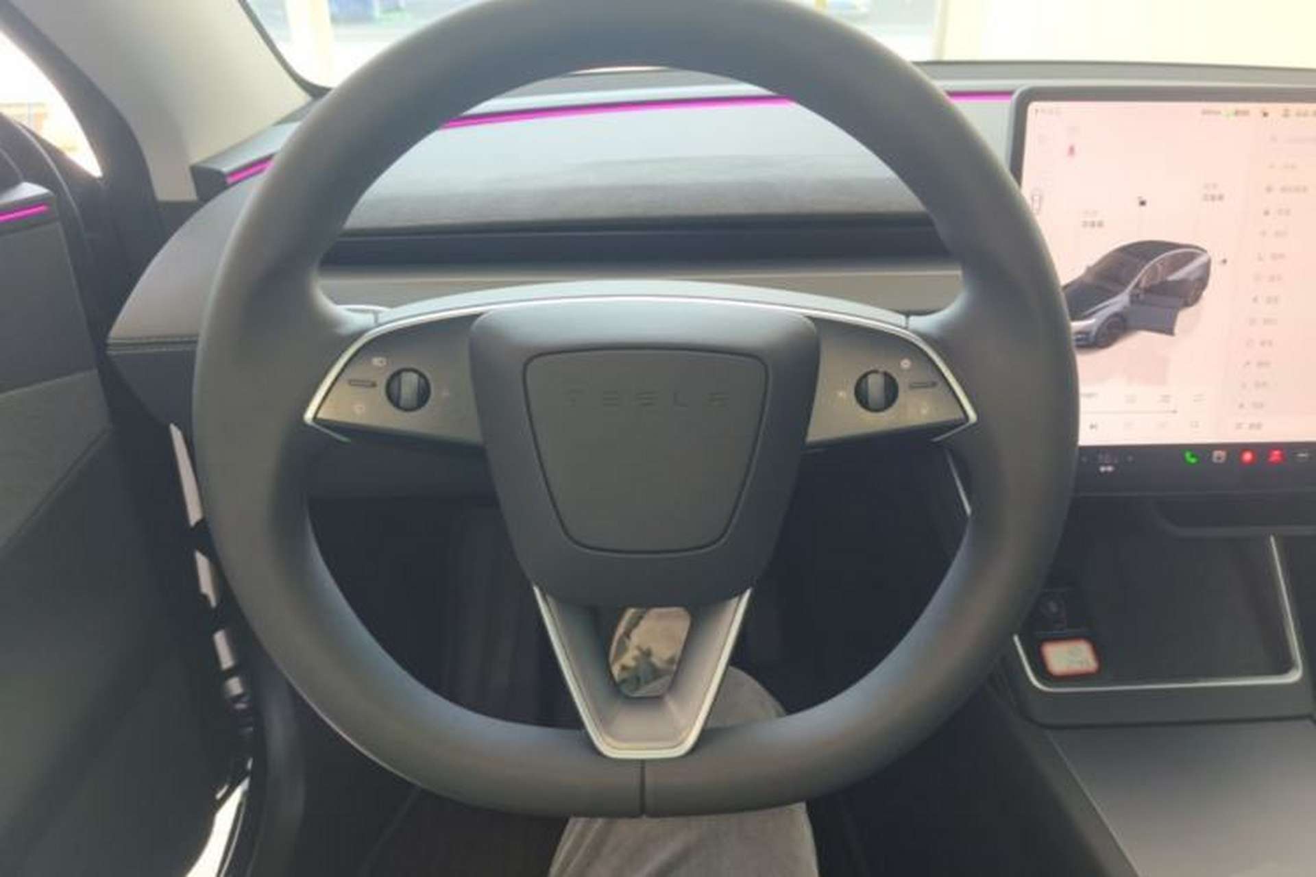 Used Tesla Model Y 2025 Rear-Wheel Drive First Edition Steering Wheel