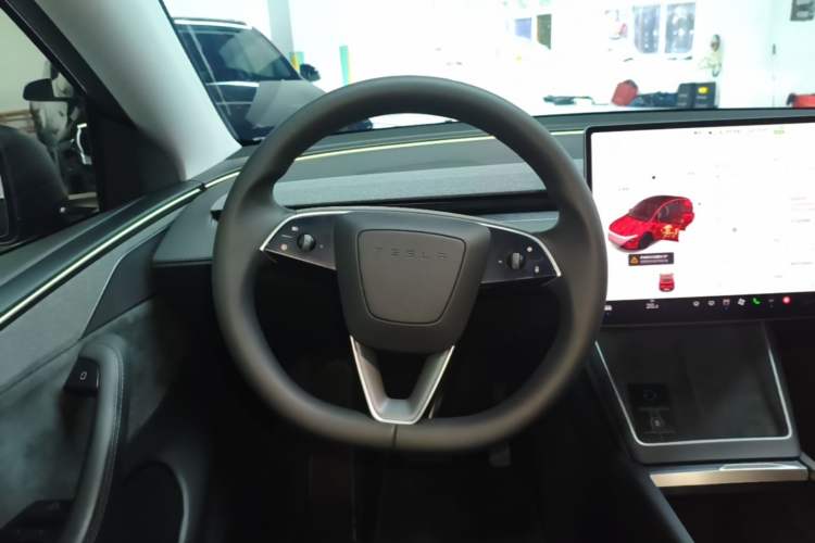 Used Tesla Model Y 2025 Long-Range All-Wheel-Drive Version Steering Wheel