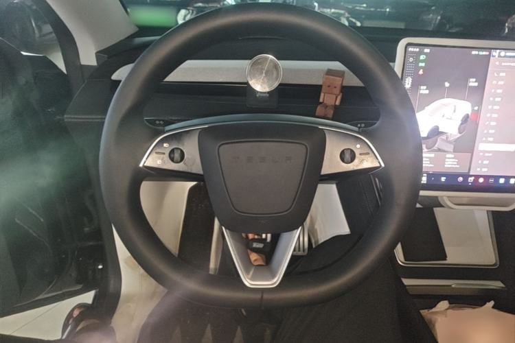 Used Tesla Model Y 2025 Long-Range All-Wheel Drive First Edition Steering Wheel