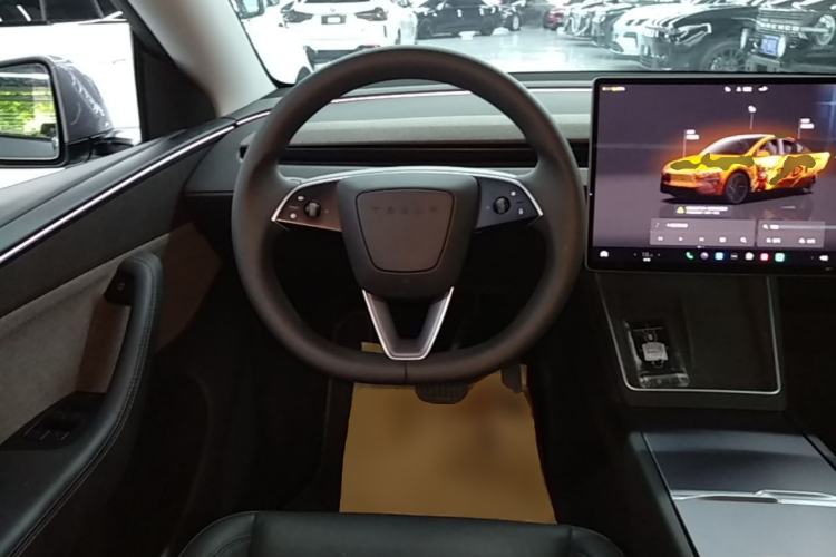 Used Tesla Model Y 2025 Rear-Wheel Drive First Edition Steering Wheel