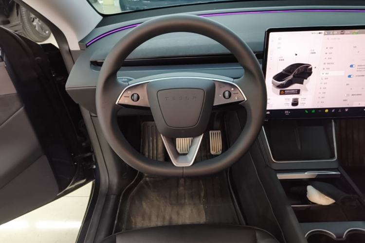Used Tesla Model Y 2025 Long-Range All-Wheel Drive First Edition Steering Wheel