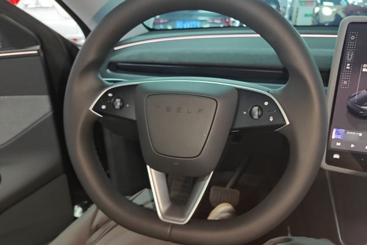 Used Tesla Model Y 2025 Rear-Wheel Drive First Edition Steering Wheel