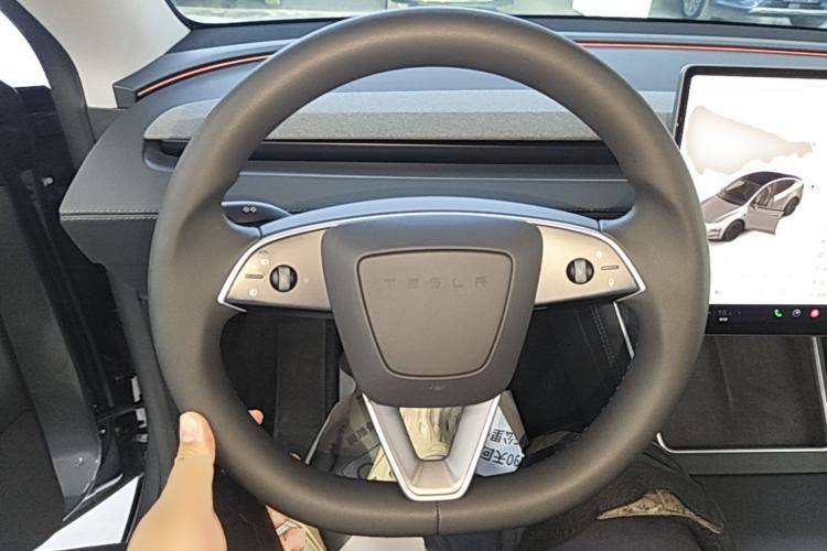 Used Tesla Model Y 2025 Rear-Wheel Drive First Edition Steering Wheel