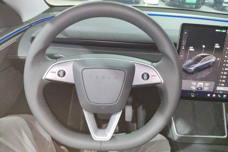 Used Tesla Model Y 2025 Long-Range All-Wheel Drive First Edition Steering Wheel