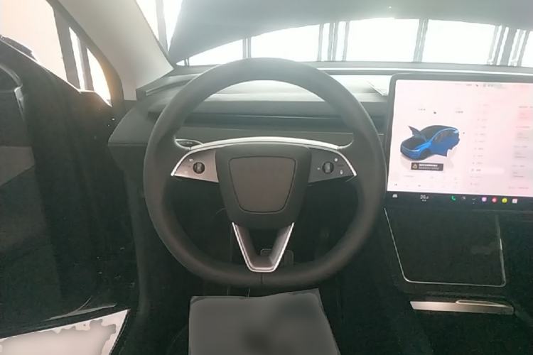 Used Tesla Model Y 2025 Rear-Wheel Drive First Edition Steering Wheel