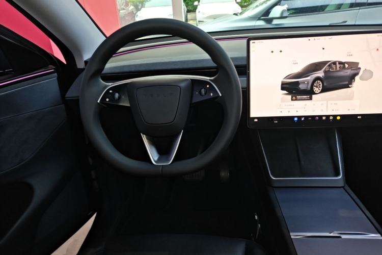 Used Tesla Model Y 2025 Long-Range All-Wheel Drive First Edition Steering Wheel