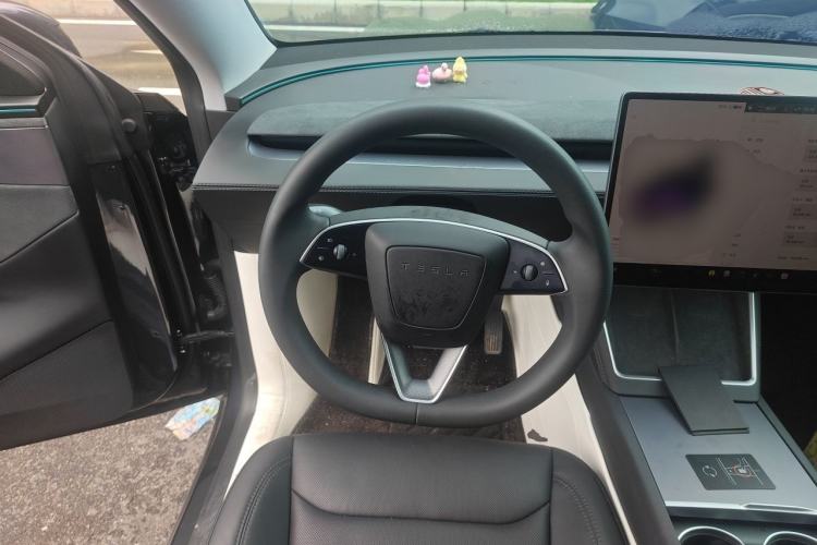 Used Tesla Model Y 2025 Long-Range All-Wheel Drive First Edition Steering Wheel
