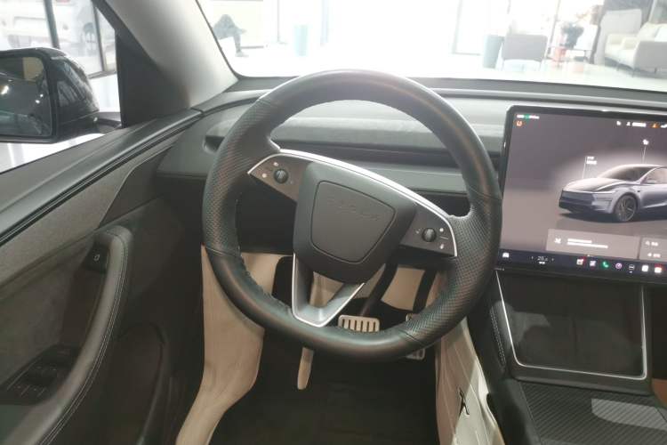 Used Tesla Model Y 2025 Long-Range All-Wheel Drive First Edition Steering Wheel