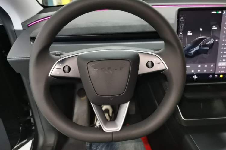 Used Tesla Model Y 2025 Rear-Wheel Drive First Edition Steering Wheel