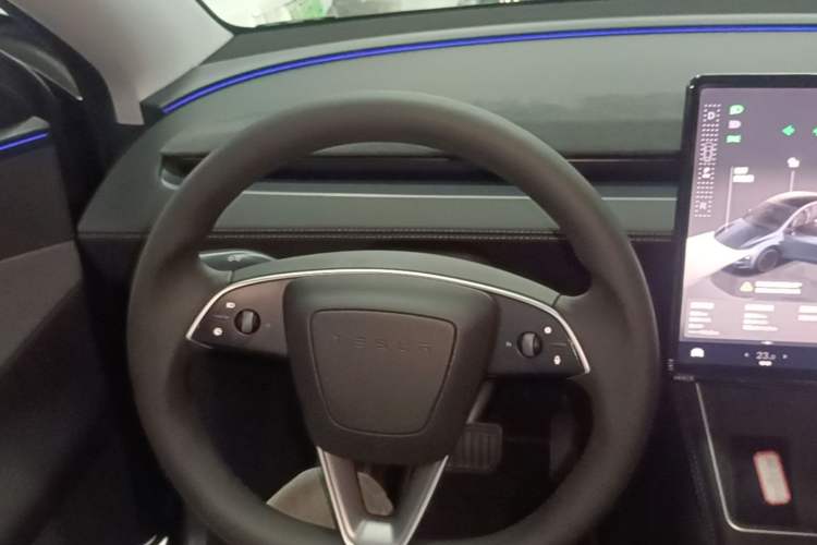 Used Tesla Model Y 2025 Rear-Wheel Drive First Edition Steering Wheel