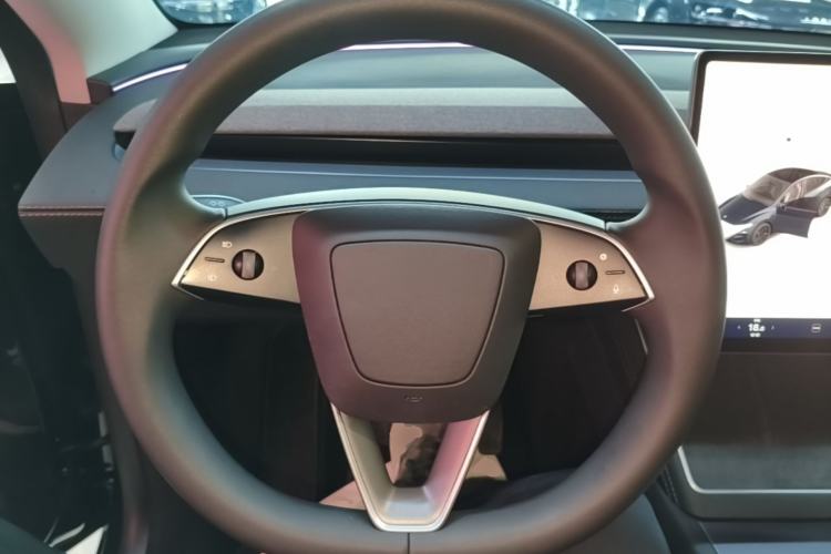 Used Tesla Model Y 2025 Rear-Wheel Drive First Edition Steering Wheel