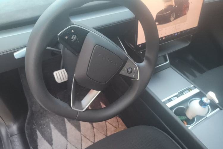 Used Tesla Model Y 2025 Long-Range All-Wheel-Drive Version Steering Wheel
