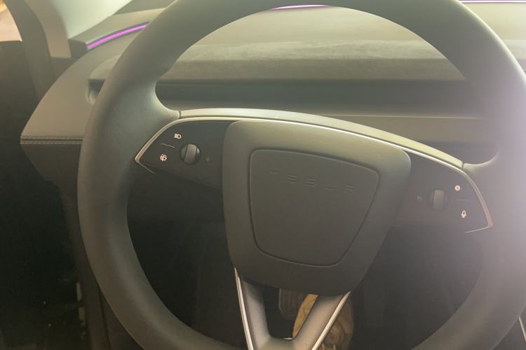 Used Tesla Model Y 2025 Rear-Wheel Drive First Edition Steering Wheel