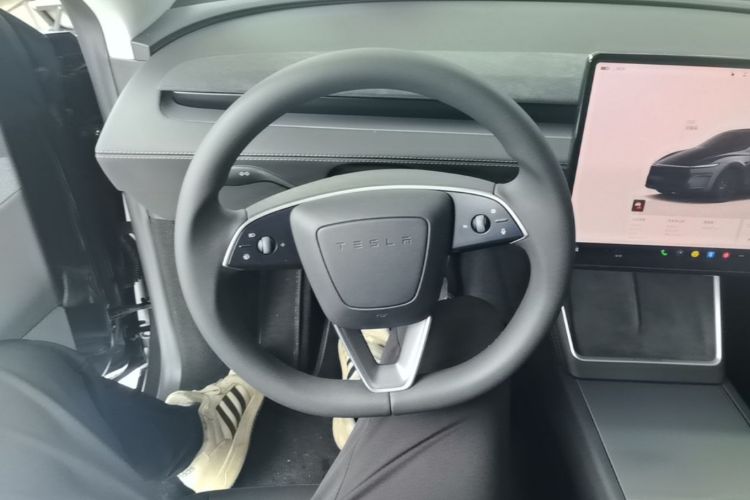 Used Tesla Model Y 2025 Rear-Wheel Drive First Edition Steering Wheel
