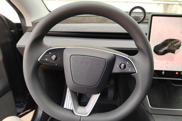 Used Tesla Model Y 2025 Long-Range All-Wheel Drive First Edition Steering Wheel