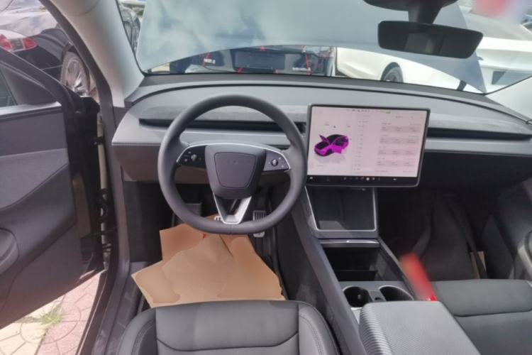 Used Tesla Model Y 2025 Rear-Wheel Drive First Edition Steering Wheel