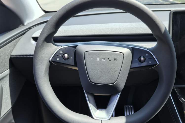 Used Tesla Model Y 2025 Rear-Wheel-Drive Version Steering Wheel