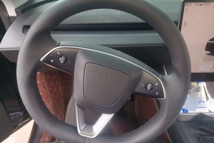 Used Tesla Model Y 2025 Rear-Wheel Drive First Edition Steering Wheel