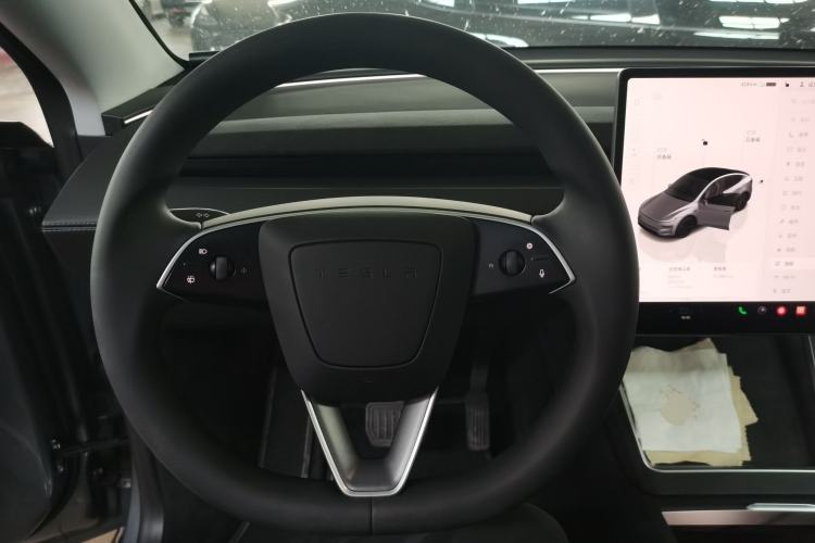 Used Tesla Model Y 2025 Rear-Wheel Drive First Edition Steering Wheel