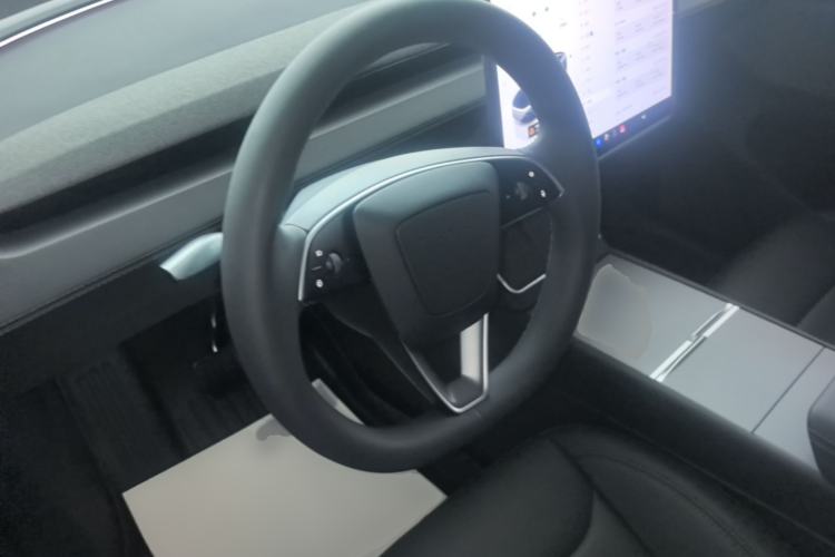 Used Tesla Model Y 2025 Rear-Wheel-Drive Version Steering Wheel