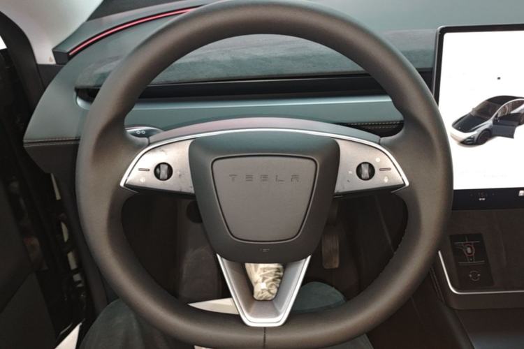 Used Tesla Model Y 2025 Long-Range All-Wheel Drive First Edition Steering Wheel