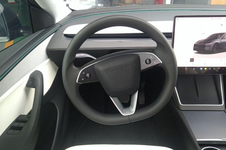 Used Tesla Model Y 2025 Rear-Wheel Drive First Edition Steering Wheel