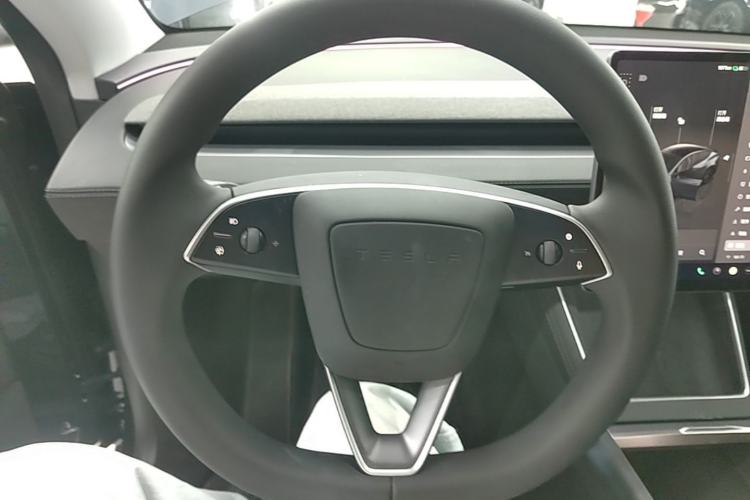 Used Tesla Model Y 2025 Rear-Wheel Drive First Edition Steering Wheel