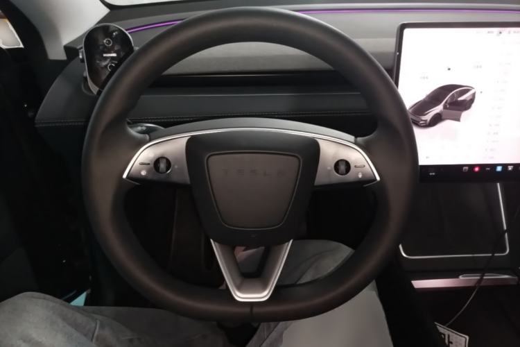 Used Tesla Model Y 2025 Rear-Wheel Drive First Edition Steering Wheel