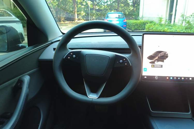 Used Tesla Model Y 2025 Rear-Wheel Drive First Edition Steering Wheel