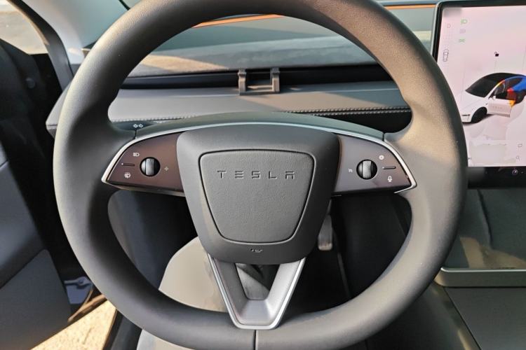 Used Tesla Model Y 2025 Rear-Wheel Drive First Edition Steering Wheel