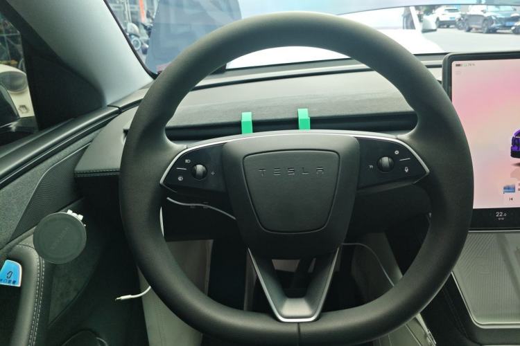 Used Tesla Model Y 2025 Long-Range All-Wheel Drive First Edition Steering Wheel