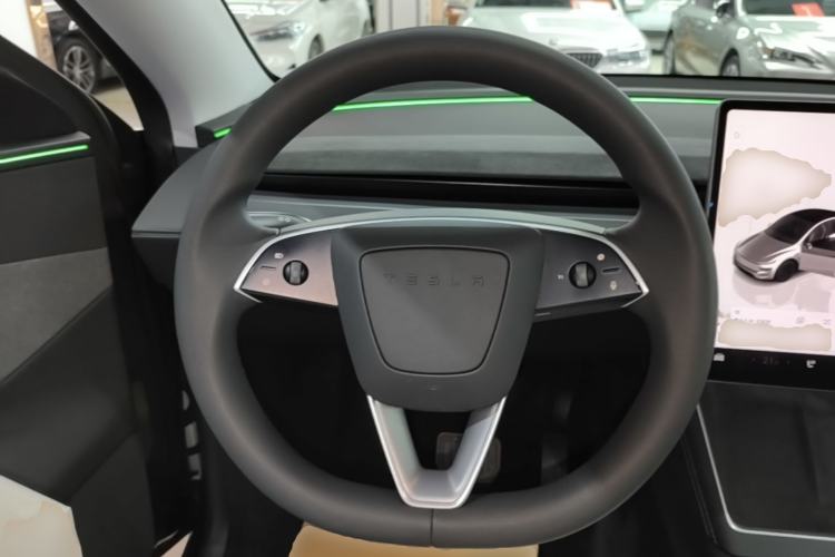 Used Tesla Model Y 2025 Rear-Wheel Drive First Edition Steering Wheel