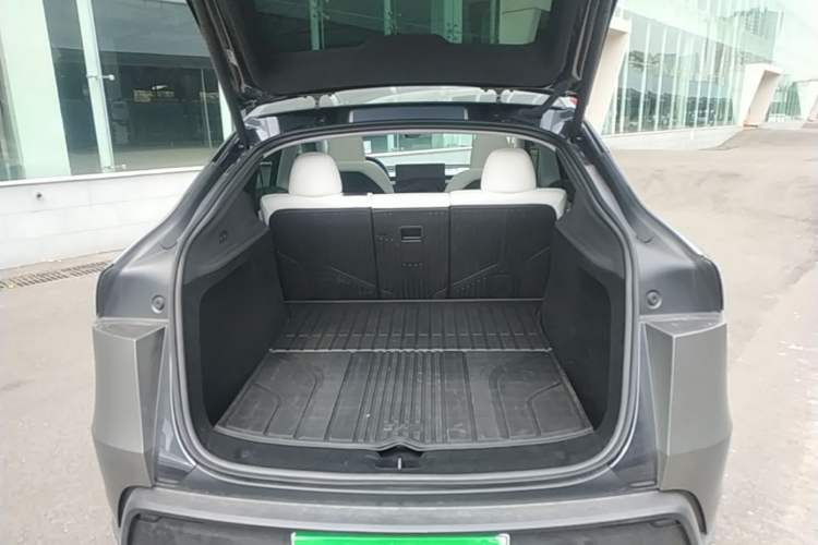 Used Tesla Model Y 2025 Rear-Wheel-Drive Version Trunk