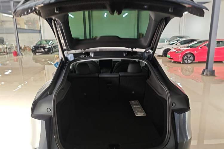 Used Tesla Model Y 2025 Long-Range All-Wheel-Drive Version Trunk