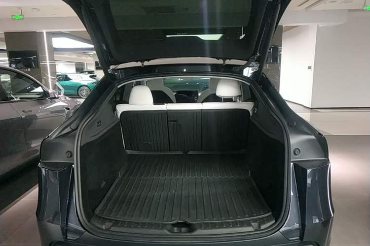 Used Tesla Model Y 2025 Long-Range All-Wheel-Drive Version Trunk