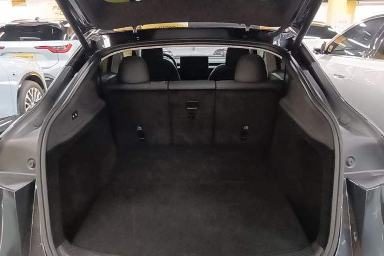 Used Tesla Model Y 2025 Long-Range All-Wheel-Drive Version Trunk