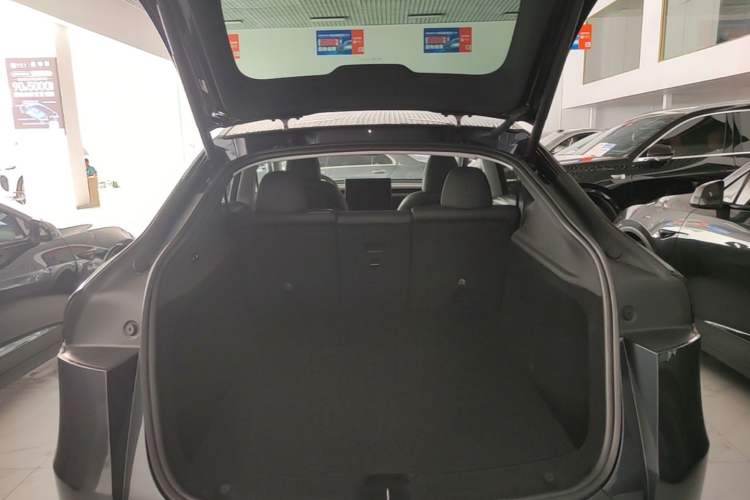 Used Tesla Model Y 2025 Long-Range All-Wheel-Drive Version Trunk