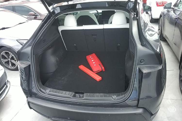 Used Tesla Model Y 2025 Long-Range All-Wheel-Drive Version Trunk