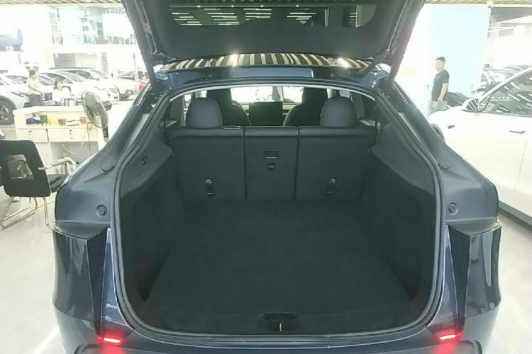 Used Tesla Model Y 2025 Rear-Wheel-Drive Version Trunk